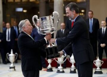 Premio Nacional Francisco Fernández Ochoa pare reconocer la trayectoria de una vida entregada, de manera notoria, a la práctica, organización, dirección, promoción y desarrollo del deporte.