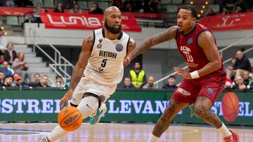 MURCIA, 13/12/2023.- El base estadounidense de Derthona Tortona Chris Dowe (i) controla el balón ante el base estadounidense de UCAM Murcia Troy Caupain (d) durante el partido de la Liga de Campeones disputado este miércoles en el Palacio de los Deportes de Murcia. EFE/Marcial Guillén
