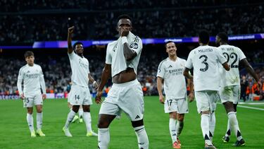 MADRID, 22/10/2024.- El delantero del Real Madrid Vinicius Jr. celebra su tercer gol, quinto del equipo blanco, durante el encuentro correspondiente a la fase regular de la Liga de Campeones entre Real Madrid y Borussia Dortmund, este martes en el estadio Santiago Bernabéu, en Madrid. EFE/Kiko Huesca