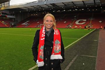 Caroline Wozniacki posa con la bufanda del Liverpool en Anfield.