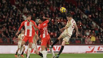 Panichelli cabecea desviado un centro desde el costado derecho en el duelo ante el Almería.