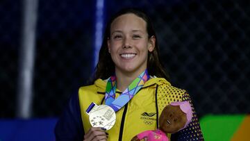 AMDEP4626. SAN SAN SALVADOR (EL SALVADOR), 24/06/2023.- Karen Durango de Colombia, medalla de oro, posa en el podio hoy, de 400 m libre femenino en la natación durante los Juegos Centroamericanos y del Caribe en San Salvador (El Salvador). EFE/ Rodrigo Sura
