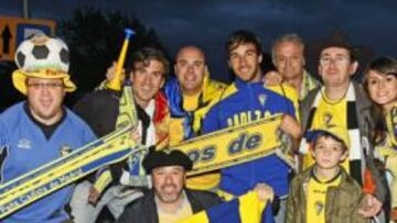 <b>EL ÚLTIMO ASCENSO FUE EN IRÚN</B> Esta peña acompaña al Cádiz en muchos de sus desplazamientos ligueros. Tienen especial dificultad para ver los partidos en Segunda B (del Grupo IV) desde Madrid y esta temporada han viajado por Puertollano, Jaén, Cáceres, Badajoz..., por media España. Pero si hay un viaje que recuerdan con especial agrado fue el que hicieron a Irún en mayo de 2009, donde consiguieron el ascenso. "Estuvimos acompañados de Los Pixas y nos lo pasamos de vicio", recuerda José Luis Ruiz.