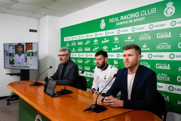 Víctor Diego y Mikel Martija, del Racing, en la presentación del croata Roko Baturina.