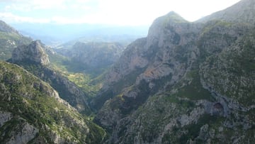 Uno de los itinerarios más clásicos y populares entre los aficionados al deporte y la naturaleza discurre junto al Parque Nacional de los Picos de Europa, siguiendo la impresionante senda que asciende desde Urdón, en el Desfiladero de la Hermida, hasta el pueblo de Tresviso. Tan sólo 7 Km de longitud que superan más de 800 metros de desnivel, y que hacen que se tarde entre 2 y 3 horas (algunos un poco más). La ruta parte desde la Central Eléctrica del Urdón a la que se accede a través de la carretera que recorre el Desfiladero de la Hermida (N-621). Si accedes desde Unquera encontrarás el acceso unos metros antes de llegar al pueblo de La Hermida. Y si accedes desde Potes el comienzo de la ruta te quedara a la izquierda una vez pasado el pueblo. 