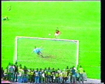 La final de la Eurocopa de Yugoslavia en 1976 entre Checoslovaquia y Holanda (que ganaron los checos) pasará a la historia por una cosa: el penalti de Panenka.
El encuentro terminó 2-2, y tras la prórroga fueron a la tanda de penaltis. El checo fue el último en lanzar de su equipo, y fue el gol que le dio la Eurocopa a Checoslovaquia.