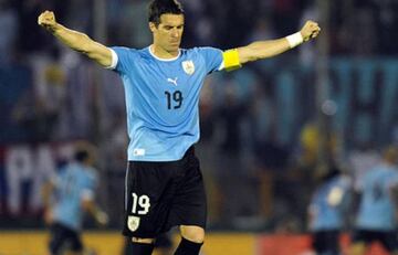 Mientras era jugador de Colo Colo, el central disputó el Mundial de Sudáfrica donde Uruguay terminó 4º. Jugó dos partidos.