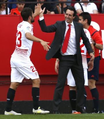 Coke celebra con Unai Emery el gol marcado.