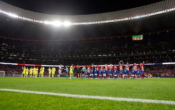 Formación de los equipos del Atlético de Madrid y Villarreal en el centro del campo.