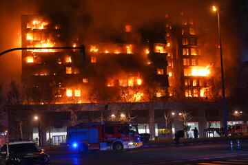 Un incendio de grandes dimensiones arrasa un edificio de 14 plantas generando una gran columna  de fuego y una densa humareda dificultano a los bomberos las labores de extición.