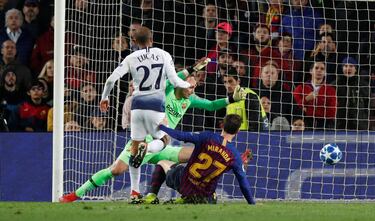 El Tottenham tenía que hacer lo mismo que hiciese el Inter en esta última jornada para clasificarse, pero los italianos recibían al PSV y los de Pochettino visitaban el Camp Nou. Eran escenarios muy diferentes, pero los holandeses hicieron su trabajo y pudieron sacar un empate de Milán. El Tottenham empezó perdiendo desde el minuto 7, aunque, y como no podía ser de otra manera, se valió de los minutos finales para empatar. Lucas Moura, en el 85, metía al Tottenham en octavos.