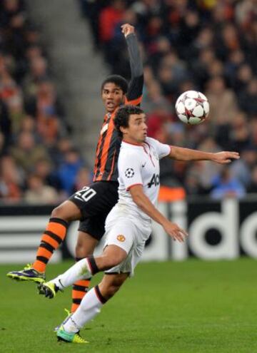 Rafael del United y Douglas Costa del Shakhtar.