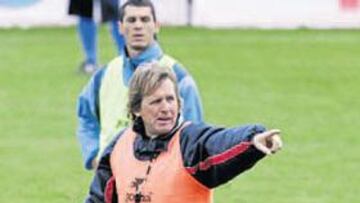 <b>HAY QUE MARCAR. </b>Schuster insistió ayer en la posesión y en los movimientos de ataque.