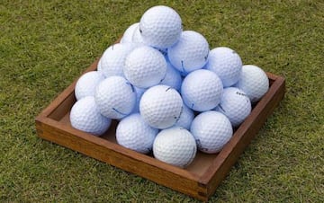 Un montón de bolas de golf