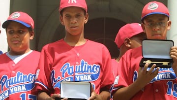 Danny Almonte (en el centro de la imagen) era la estrella de la Little League World Series de beisbol del año 2001, jugando grandes partidos para su su equipo del Bronx, en Nueva York. Almonte se convirtió en una celebridad nacional y recibió las llaves de la ciudad de manos del Alcalde de Nueva York. Sin embargo, existían dudas en cuanto a su verdadera edad, y el 30 de agosto, una semana después de que jugara su último partido, Sports Illustrated reveló que Almonte era en realidad dos años mayor que lo que decía ser. Su equipo fue forzado a renunciar a todas sus victorias, y su padre y entrenador fueron expulsados de la liga. 