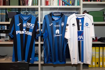 Coleccin de camisetas de la Atalanta que pertenece a Paolo Ribolla. 