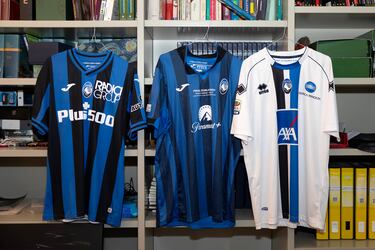 Colección de camisetas de la Atalanta que pertenece a Paolo Ribolla. 