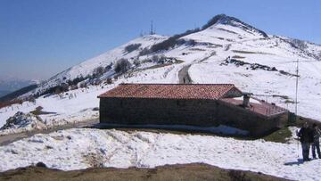 Imagen de la cumbre del Monte Oiz desde la Ermita de San Crist&oacute;bal.