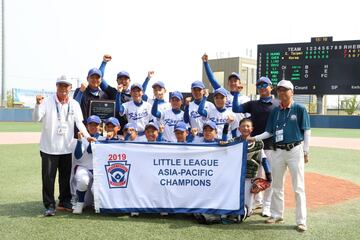 El equipo de Chung Nam de Pequeñas Ligas cierra el grupo de ocho equipos que pelearán por el título internacional. Ellos son de Corea del Sur. 