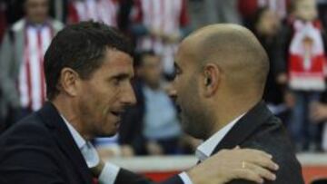 Javi Gracia y Abelardo se saludan antes del Sporting - Málaga disputado esta tarde en El Molinón.