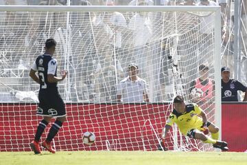 El jugador de Universidad Católica Jose Pedro Fuenzalida, fuera de la foto, convierte un gol contra Colo Colo durante el partido de primera division realizado en el estadio Monumental de Santiago, Chile
