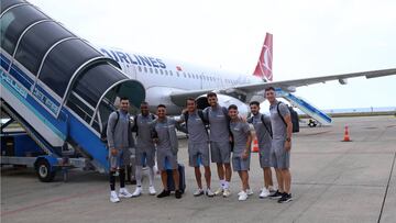 Jugadores del Trabzonspor al llegar a Madrid.