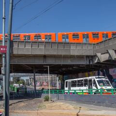 Conductora de Metro guarda el tren en los talleres... con personas adentro