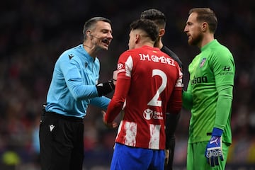 El árbitro Slavko Vincic dialoga con José María Giménez y Jan Oblak en un Atlético de Madrid - Milan de la fase de grupos de la Champions 2021-22.