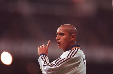 El, para muchos, mejor lateral izquierdo de la historia del club. Hasta que Marcelo y Benzema le superaron, fue el extranjero con más partidos en la historia del Madrid (527). Prototipo de ‘3’ brasileño. Velocidad endiablada (llegó a correr los 100 metros en 10,9 segundos), su zurda era el terror de los porteros (sus disparos alcanzaron los 140 Km/h). Llegó del Inter antes del aterrizaje de los Galácticos, pero fue uno más. Tres Champions, dos Intercontinentales, cuatro Ligas... 