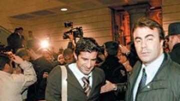 <b>VUELVE FIGO</B>. El portugués, muy solicitado a su llegada a El Prat.