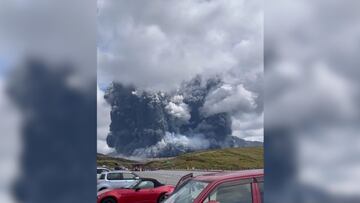 La tremenda columna de humo del monte Aso que ha entrado en erupción: vean como avanza...