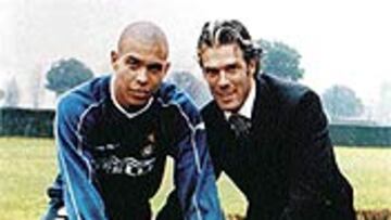 <b>CRACKS.</B> Mario le regaló una bici a Ronaldo y éste, una camiseta.