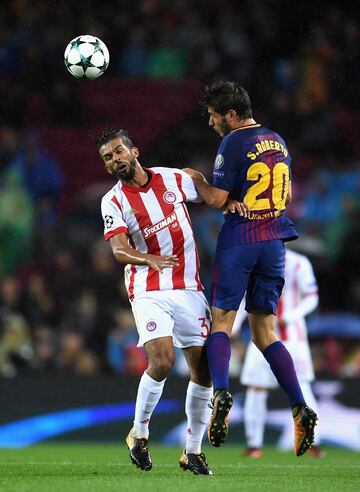 Alberto Botia of Olympiacos and Sergi Roberto.