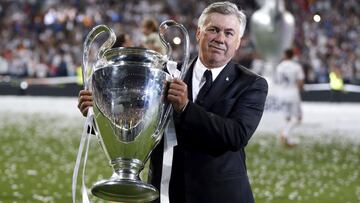 Carlo Ancelotti posa con la Décima Champions lograda por el Real Madrid.