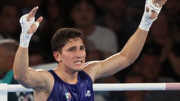 Paris (France), 06/08/2024.- Marco Alonso Verde Alvarez of Mexico (blue) celebrates winning against Lewis Richardson of Great Britain (not pictured) after their Men's 71kg semifinal of the Boxing competitions in the Paris 2024 Olympic Games, at Roland Garros in Paris, France, 06 August 2024. (Francia, Gran Bretaña, Reino Unido) EFE/EPA/MOHAMMED BADRA