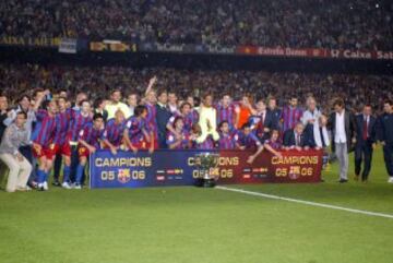 Liga n¨²mero dieciocho para el Barcelona en el a?o 2006. Aqu¨ª est¨¢ toda la plantilla posando con el trofeo conseguido.