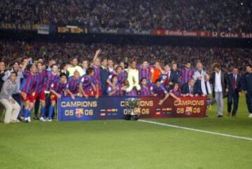 Liga nmero dieciocho para el Barcelona en el a?o 2006. Aqu est toda la plantilla posando con el trofeo conseguido.