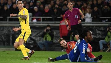 Paris Saint-Germain's Argentinian forward Angel Di Maria (L) eyes the ball as he scores during the French League Cup round of 16 football match between Strasbourg (RCSA) and Paris-Saint-Germain (PSG) on December 13, 2017 at the Meinau stadium in Strasbourg, eastern France. / AFP PHOTO / FREDERICK FLORIN