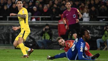 Paris Saint-Germain&#039;s Argentinian forward Angel Di Maria (L) eyes the ball as he scores during the French League Cup round of 16 football match between Strasbourg (RCSA) and Paris-Saint-Germain (PSG) on December 13, 2017 at the Meinau stadium in Strasbourg, eastern France. / AFP PHOTO / FREDERICK FLORIN