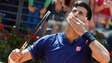 Djokovic se sobrepone a la lluvia y elimina a Del Potro