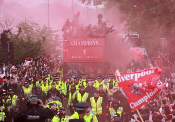 La ciudad de Liverpool volcada con el conjunto Red tras conseguir el vigsimo titulo de liga de su historia.