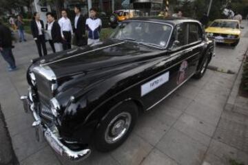 Vista de un vehículo Bentley S1 y un Volkswagen Scirocco tras finalizar un rally de autos clásicos, en la ciudad de Qingdao (este de China), lunes 14 de octubre de 2013. Coleccionistas de vehículos de época y vendedores de este tipo de autos se embarcaron este fin de semana en un viaje de 1.600 kilómetros entre las dos principales ciudades de China, Pekín y Shanghai, con el que quieren fomentar la afición a los grandes clásicos del motor en el país asiático