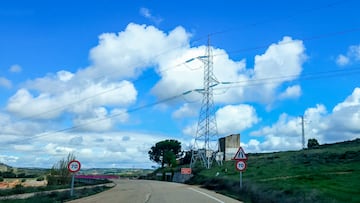 Una torre de luz, a 19 de abril de 2025, en Madrid (España). El precio medio de la luz es hoy de 1,72 euros el megavatio hora (MWh), lo que supone su valor más bajo en un año, concretamente desde el 16 de abril de 2024, cuando marcó 1,37 euros/KWh. El precio de la electricidad en el mercado mayorista acumula más de un mes por debajo de los 100 euros/MWh cuando el pasado 13 de marzo el precio medio de la electricidad alcanzó los 111,73 euros/MWh.
19 ABRIL 2025;LUZ;RECURSOS;PRECIO DE LA LUZ;MEGAVATIO;MWH;TORRE DE LUZ;POSTE DE LUZ;
Ricardo Rubio / Europa Press
19/04/2025