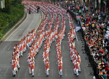 Los bailarines indonesios realizan el baile tradicional de Poco-Poco a lo largo de las calles de Yakarta.
