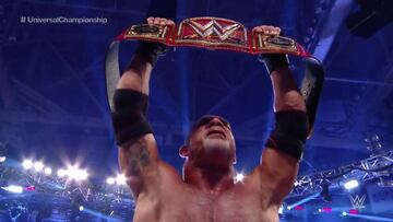 Bill Goldberg levanta el cinturón de campeón universal de la WWE tras derrotar a Kevin Owens en el WWE Fastlane.