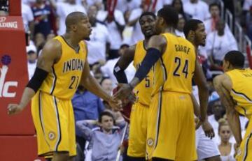 Los jugadores de Pacers David West (i), Roy Hibbert (2-i) y Paul George (c) conversan entre ellos.
