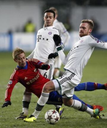 CSKA MOSCÚ - BAYER MÚNICH  El futbolista del CSKA Moscú Keisuke Honda (rojo) pelea por el control del balón frente a los jugadores del Bayern Múnich Jan Kirchhoff (d) y el hispanobrasileño Thiago Alcantara (c), durante su enfrentamiento correspondiente a la fase de grupos de la Liga de Campeones disputado en el estadio Chimki Arena de Moscú.