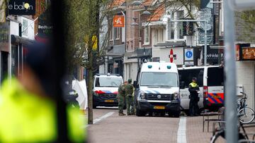 Dutch police officers work near the Cafe Petticoat, where several people are being held hostage in Ede, Netherlands March 30, 2024. REUTERS/Piroschka Van De Wouw