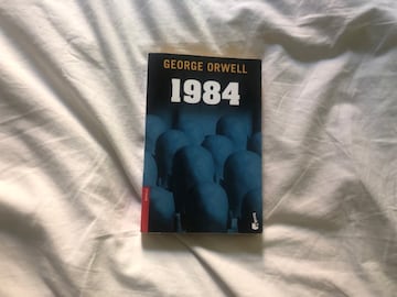 En los últimos años, no es extraño sentirse a veces dentro de la distopía dibujada por George Orwell en 1984, bajo la inquisidora mirada de ese Gran Hermano que todo lo ve. Forma parte de la santísima trinidad de la literatura de ciencia ficción, junto a 'Un mundo feliz' de Aldous Huxley y Farenheit 451 de Ray Bradbury. Son los tres imperdibles. De esos libros que hay que leerse. Si no lo has hecho, puede ser ahora. 