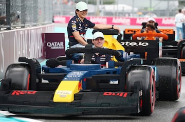 Durante el Gran Premio de Miami 2025, los 20 pilotos de F車rmula 1 desfilaron en r谷plicas a tama?o real de sus monoplazas, construidas con aproximadamente 400.000 piezas de LEGO cada una. Estas versiones el谷ctricas, con neum芍ticos Pirelli reales, alcanzaban hasta 20 km/h y fueron creadas en colaboraci車n con LEGO. El desfile reemplaz車 al tradicional cami車n de presentaci車n, ofreciendo una experiencia m芍s creativa, que gener車 entusiasmo tanto en la pista como entre los espectadores. La iniciativa busca acercar el espect芍culo de la F1 a los fans.